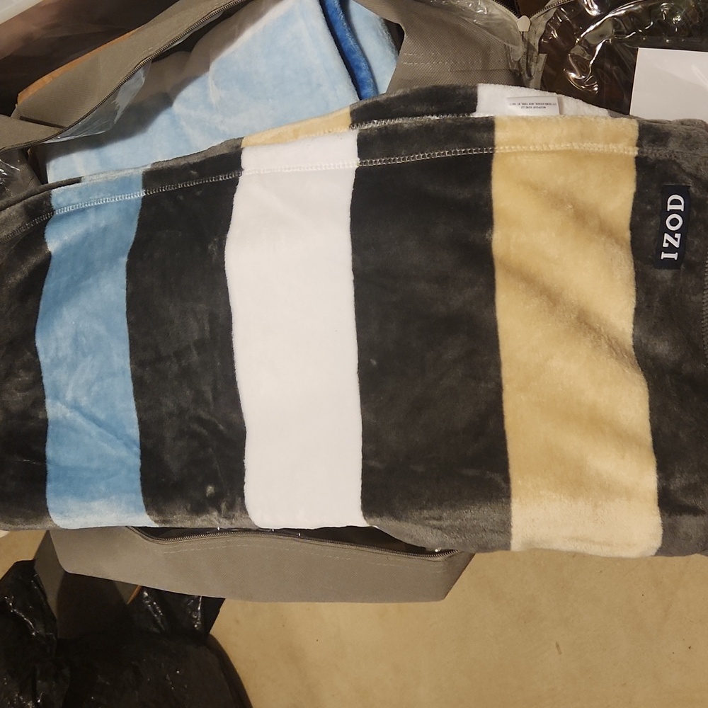 IZOD Throw Blanket